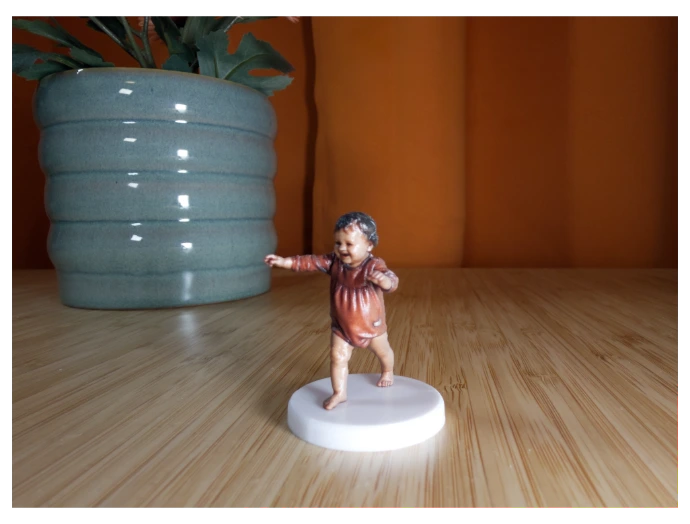 Vollfarb-3D-Druck einer Kleinkindfigur auf rundem Sockel