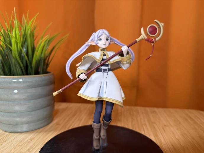 Vollfarb-3D-Druck einer Figur mit Stab und weißem Mantel
