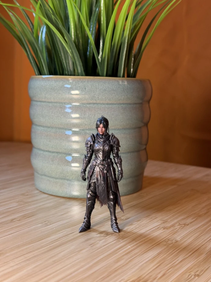 Vollfarb-3D-Druck einer Figur in dunkler Rüstung