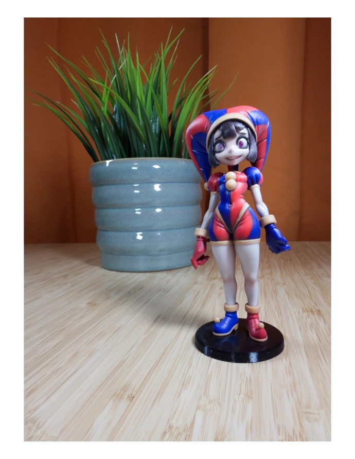 Vollfarb-3D-Druck einer Figur in rot-blauem Kostüm